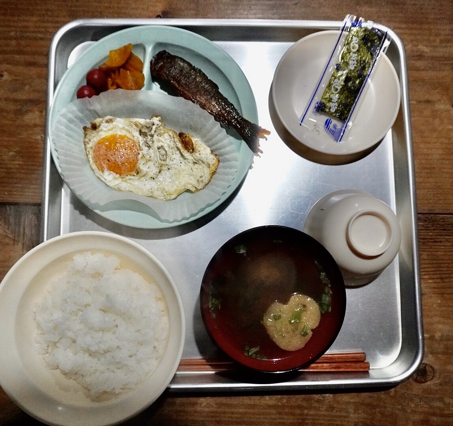 朝食例目玉焼き、甘露煮、海苔、しば漬け、ご飯、お味噌汁等