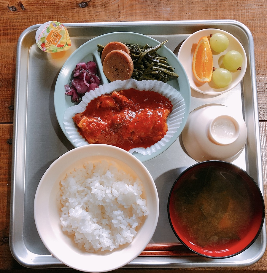 夕食例チキントマト煮、わらび、しば漬け、ご飯、お味噌汁、シャインマスカット等